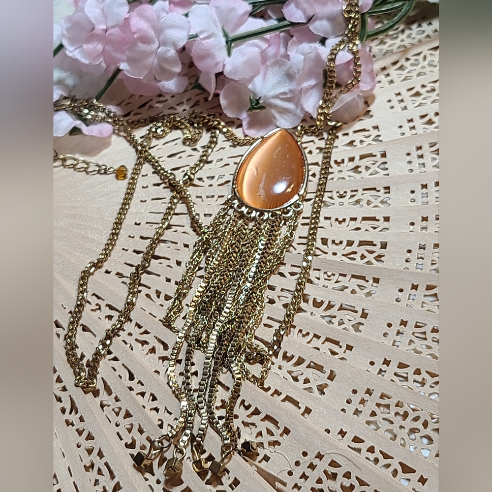 Elegant Gold Teardrop Necklace